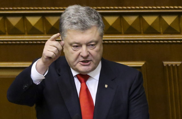 Exprezident Porošenko má na krku obvinenia a vrátil sa na Ukrajinu, postaví sa pred súd
