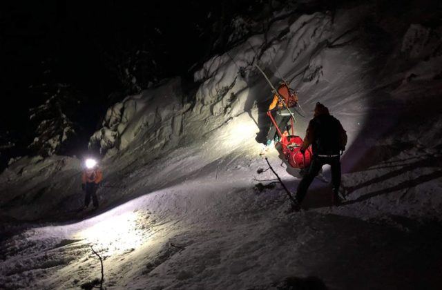 Na hrebeni Veľkej Fatry sa v zlom počasí stratil turista, ratovali ho horskí záchranári (foto)