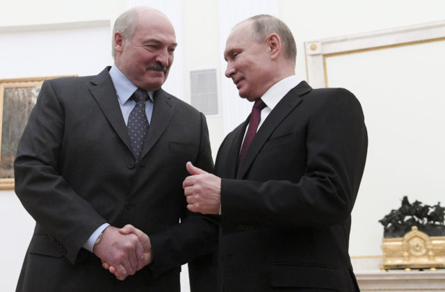 Lukašenko je pripravený bez váhania pozvať ruských vojakov, ak to bude potrebné