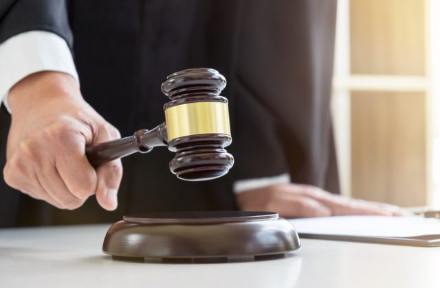 Obvinení sudcovia by nemali dostať „odchodné“, ale sudkyni z Kočnerovej Threemy peniaze vyplatili