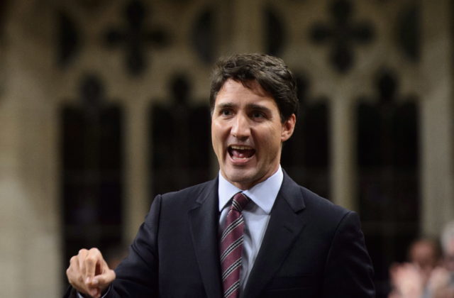 Kanada po masovej streľbe zakázala viac ako 1 500 modelov zbraní útočného typu, oznámil to premiér Trudeau