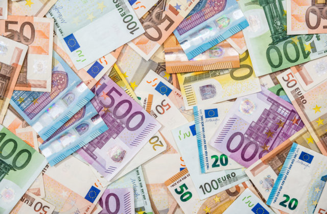 Z Fondu vzájomnej pomoci sa ešte nikomu nepomohlo, politici či podnikatelia darovali státisíce eur