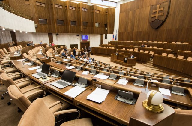 Pripravuje sa novela zákona, vďaka ktorej by mohol parlament počas núdzového režimu rokovať online