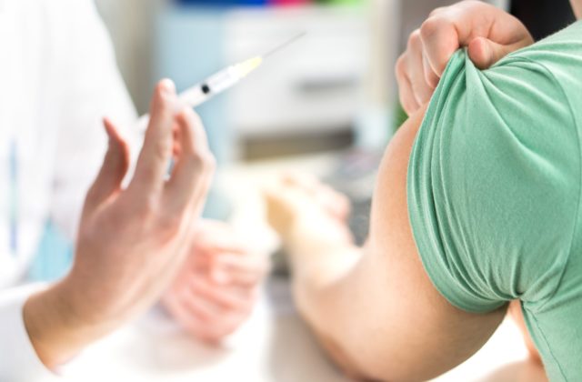 Povinné očkovanie by malo mať zákonný základ, Kolíková diskutuje s Lengvarským