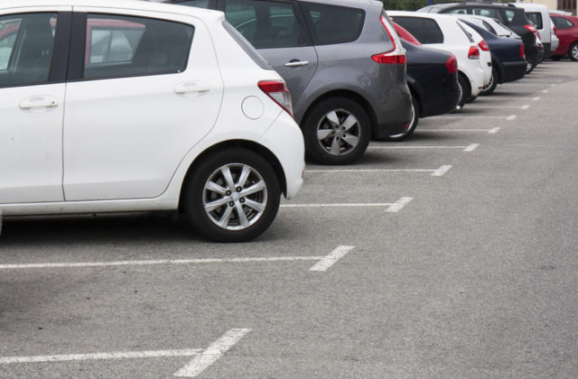 Krasňany čakajú dopravné obmedzenia, dôvodom je vyznačovanie parkovacích miest