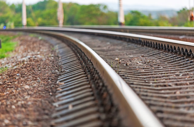 Nová kampaň má pomôcť so znížením samovrážd na železnici, riešením by mohli byť nálepky