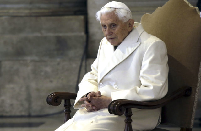 Nedá sa vykonávať kňazstvo a manželstvo súčasne, varuje emeritný pápež Benedikt XVI.