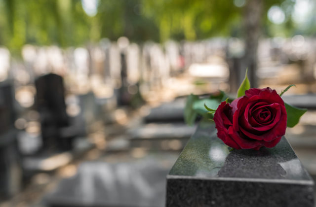 Úmrtnosť v Lučenci stúpla počas pandémie o viac než polovicu, samospráva rozširuje hrobové miesta