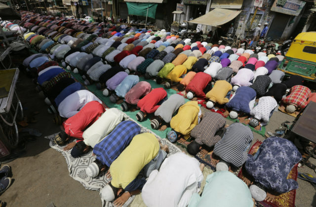 Francúzsky parlament schválil zákon proti radikalizmu, posilní dohľad nad mešitami
