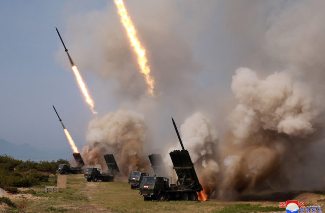 Severná Kórea vypálila ďalšie rakety, Japonci sa obávajú o svoju bezpečnosť