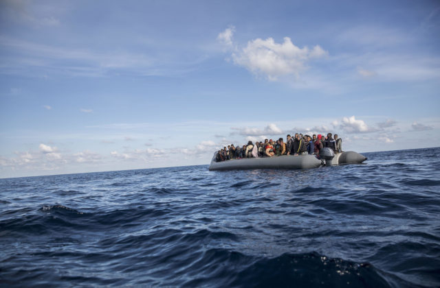 Na gréckom súostroví zachytila pobrežná stráž jachtu so 124 migrantmi