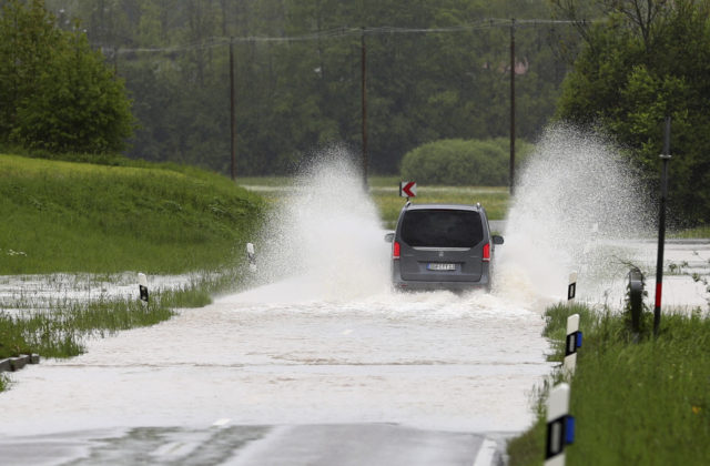 Takmer celé Slovensko zasiahnu silné dažde a búrky, meteorológovia vydali viacero výstrah