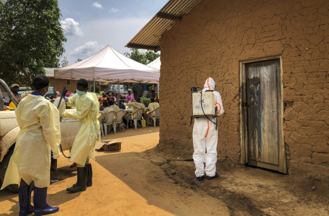 V Kongu sa znovu začala šíriť ebola, krajina okrem toho bojuje aj s koronavírusom a s osýpkami