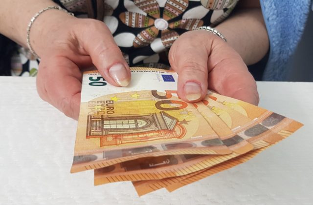 Pracovníčka banky sa ulakomila na peniaze dôchodcov, z účtov im vybrala viac ako 70-tisíc eur