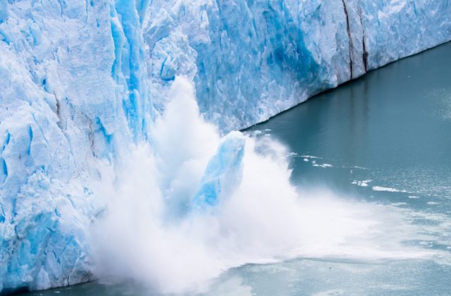 Antarktída a Grónsko prichádzajú o ľadovce šesťkrát rýchlejšie, ako experti predpokladali