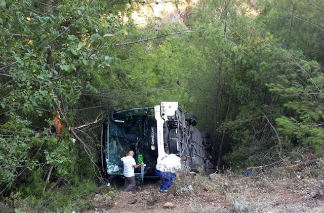Pri zrážke nákladného auta a autobusu zomrelo 11 ľudí, havária spôsobila prevrátenie ďalších áut (video)