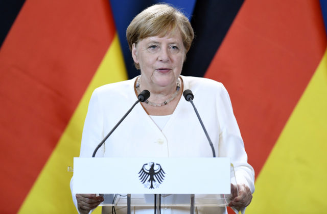 Merkelová navštívila záplavami zničenú obec, prisľúbila finančnú pomoc i boj proti klimatickej zmene