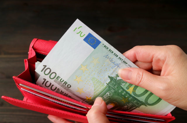 Od januára sa zvyšuje minimálna mzda na 623 eur, stúpnu aj príplatky pre zamestnancov