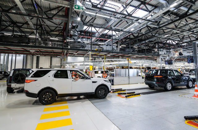 Jaguar Land Rover rozšíri v Nitre výrobu, štát jej dal pre výstavbu novej haly zelenú