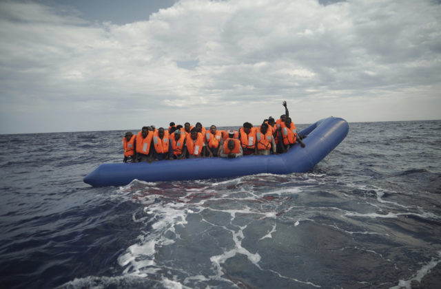 Záchranná loď a lietadlo pátrajú po desiatkach migrantov, ktorí sa plavili po Stredozemnom mori