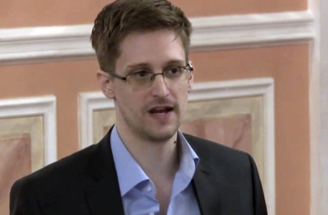Bývalý pracovník amerických tajných služieb Snowden dostal ruský pas a zložil občiansku prísahu