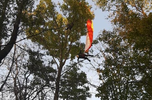 Paraglajdista uviazol na strome v horskom teréne, ratovať ho museli hasiči