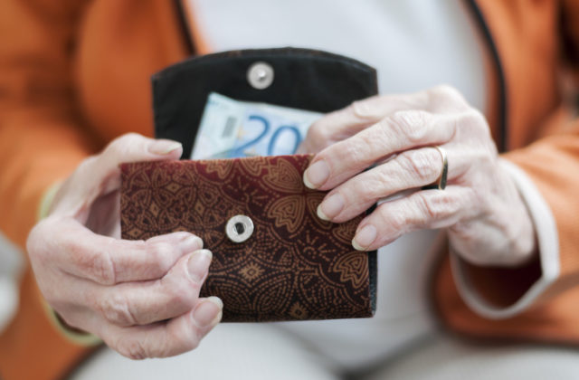 Výška priemernej starobnej penzie sa zvýšila, dôchodcovia dostávajú o desiatky eur viac