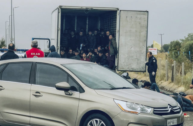 Počas bežnej kontroly našla polícia 41 migrantov ukrytých v dodávke, vodiča zatkla