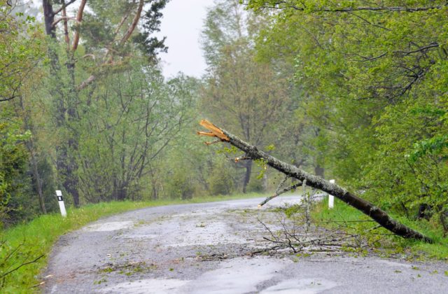 Meteorológovia varujú sever Slovenska pred silným vetrom, dvom okresom hrozia aj povodne