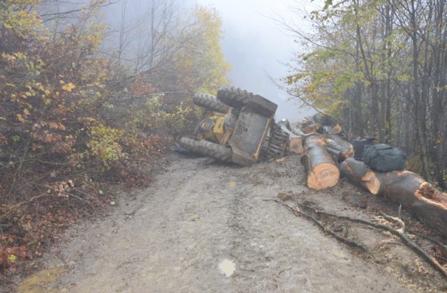 Na lesnej ceste pri Banskej Bystrici zavalil traktor osobu, tá nehodu neprežila