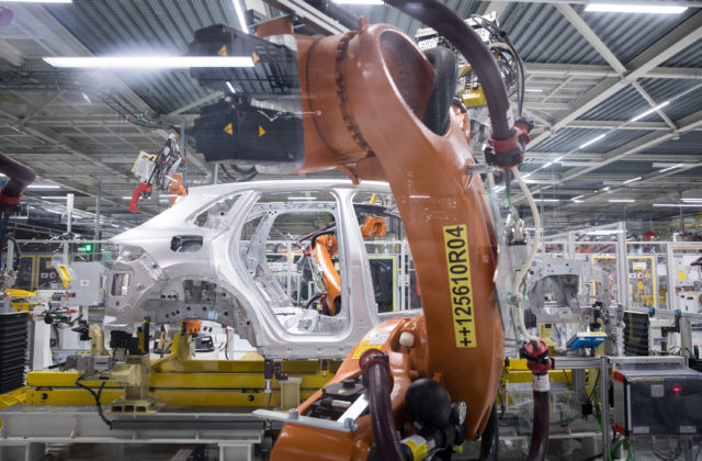 Zložitá situácia automobilového priemyslu sa začína dotýkať aj Slovenska, Volkswagen odvolal zmeny v časti výroby