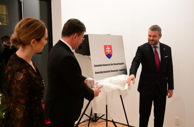 Pellegrini a Lajčák symbolicky pokrstili novú budovu slovenského konzulátu v New Yorku