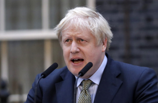Premiér Johnson urobil zmeny vo vláde, minister financií Javid na ne reagoval odstúpením