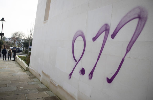 Synagóga a viaceré obchody na severe Londýna boli posprejované antisemitskými graffitmi
