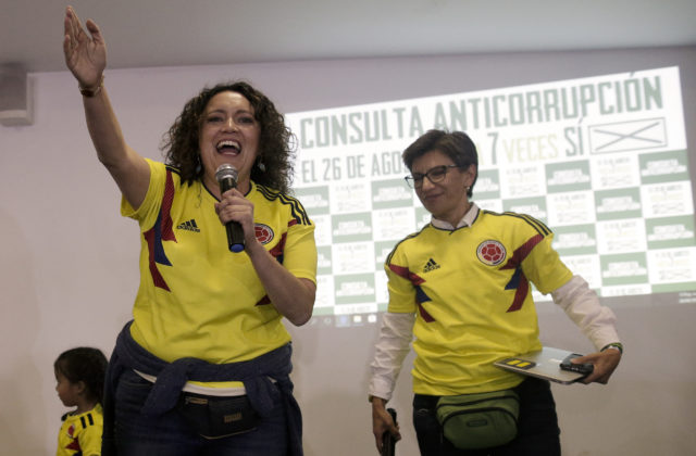Novozvolená starostka Bogoty sa vydala za svoju partnerku, političku Angélice Lozano