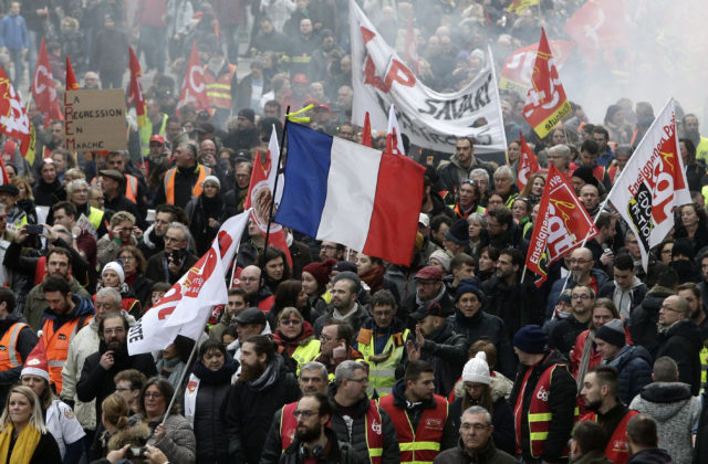 Francúzsko je už 13. deň po sebe na nohách, ľudia štrajkujú proti dôchodkovej reforme (foto)