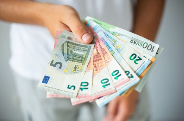 Traja podvodníci okrádali predavačov v Prešove, použili pritom triky s rozmieňaním peňazí
