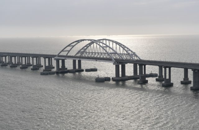 Po moste cez Kerčský prieliv odišli do Ruska už tisíce áut, podľa Ukrajincov je most nelegálny a treba ho zlikvidovať