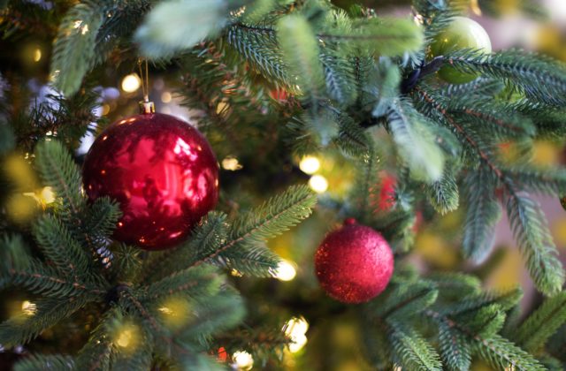 Na vianočnom stromčeku používajte iba certifikované osvetlenie, odporúčajú hasiči a pridávajú aj ďalšie rady