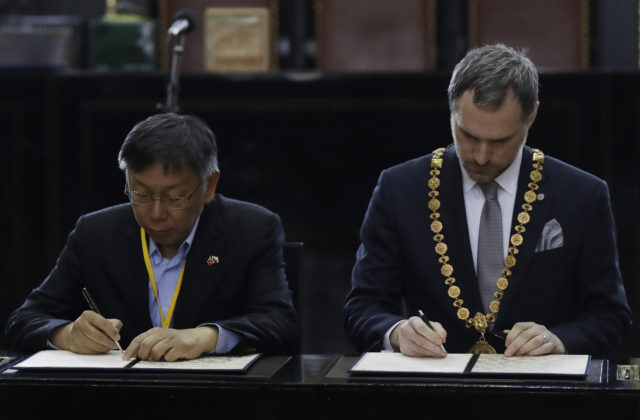 Pražský primátor podpísal partnerskú zmluvu s Tchaj-pejom, čínskych vyhrážok sa nebojí