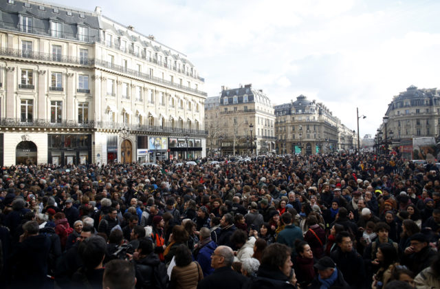 Štrajkujúci odborári pristúpili k nečakanému kroku, na predmestiach Paríža vypli elektrinu