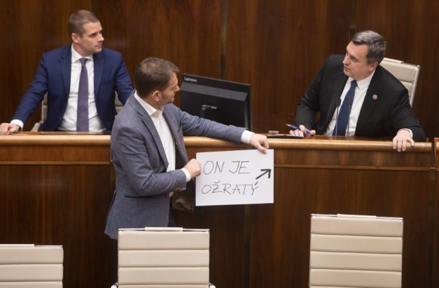 Danko sa v parlamente pochytil s Poliačikom, Matovič prišiel s transparentom „On je ožratý“