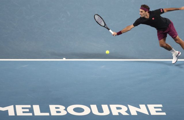 Djokovič v súboji velikánov zdolal Federera a na Australian Open postúpil do finále (video)