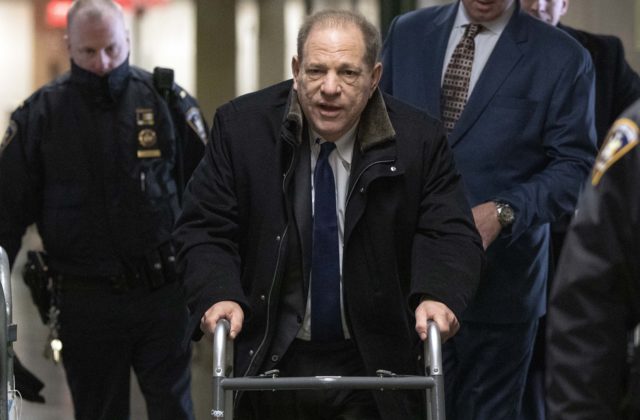 V USA začal súd s hollywoodskym producentom Weinsteinom, hrozí mu doživotie