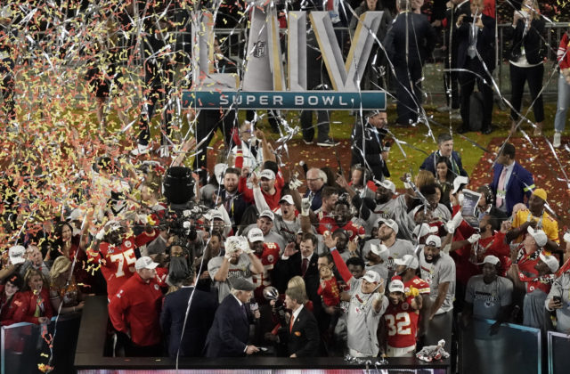 Hráči Kansas City Chiefs zdolali San Francisco 49ers a získali Super Bowl (video)