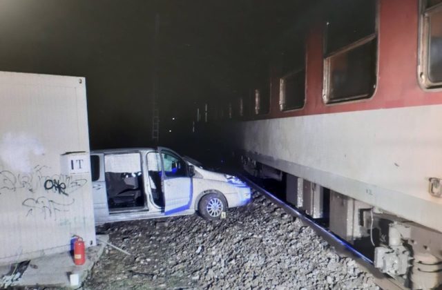 Hrozivo vyzerajúca zrážka dodávky s vlakom sa zaobišla bez zranení (foto)
