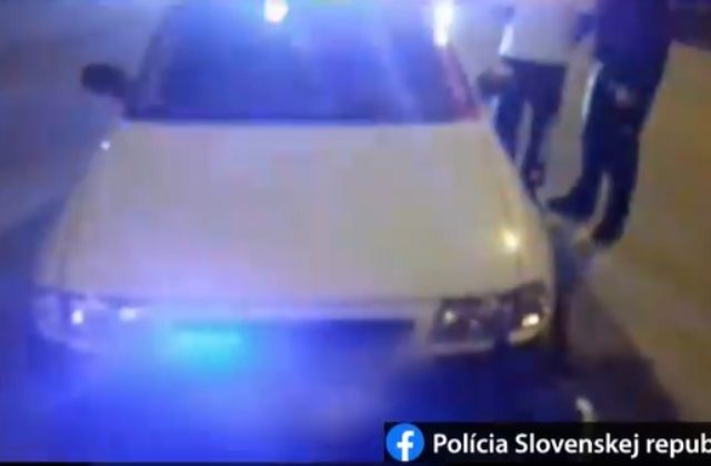 Vodič Opla s falošným majákom obiehal autá, naháňačka s policajtmi sa skončila nehodou (video)