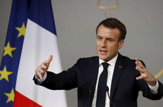 Macron sa zastal dievčaťa, ktoré kritikou islamu rozdelilo francúzsku spoločnosť