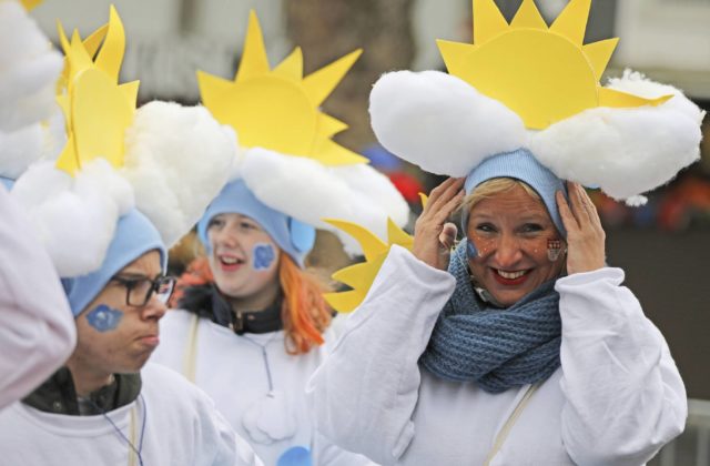 Silný vietor rušil tradičné karnevaly v Nemecku aj Holandsku, účastníkom odfúklo časti kostýmov