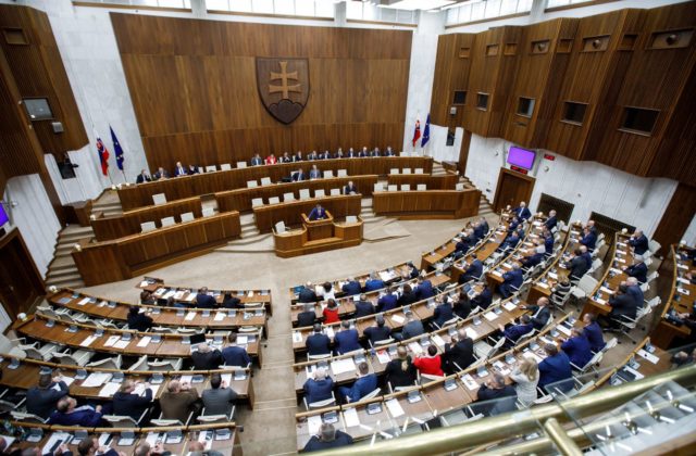 Kotlebovci navrhujú znížiť počet poslancov parlamentu. Politológ to označil za populistický ťah